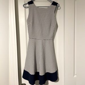 love..ady blue and white pattern dress